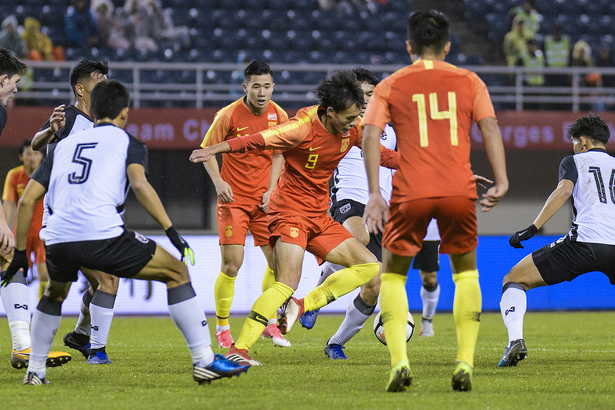 关于轮番较量，强队间紧张对决战况激烈的信息