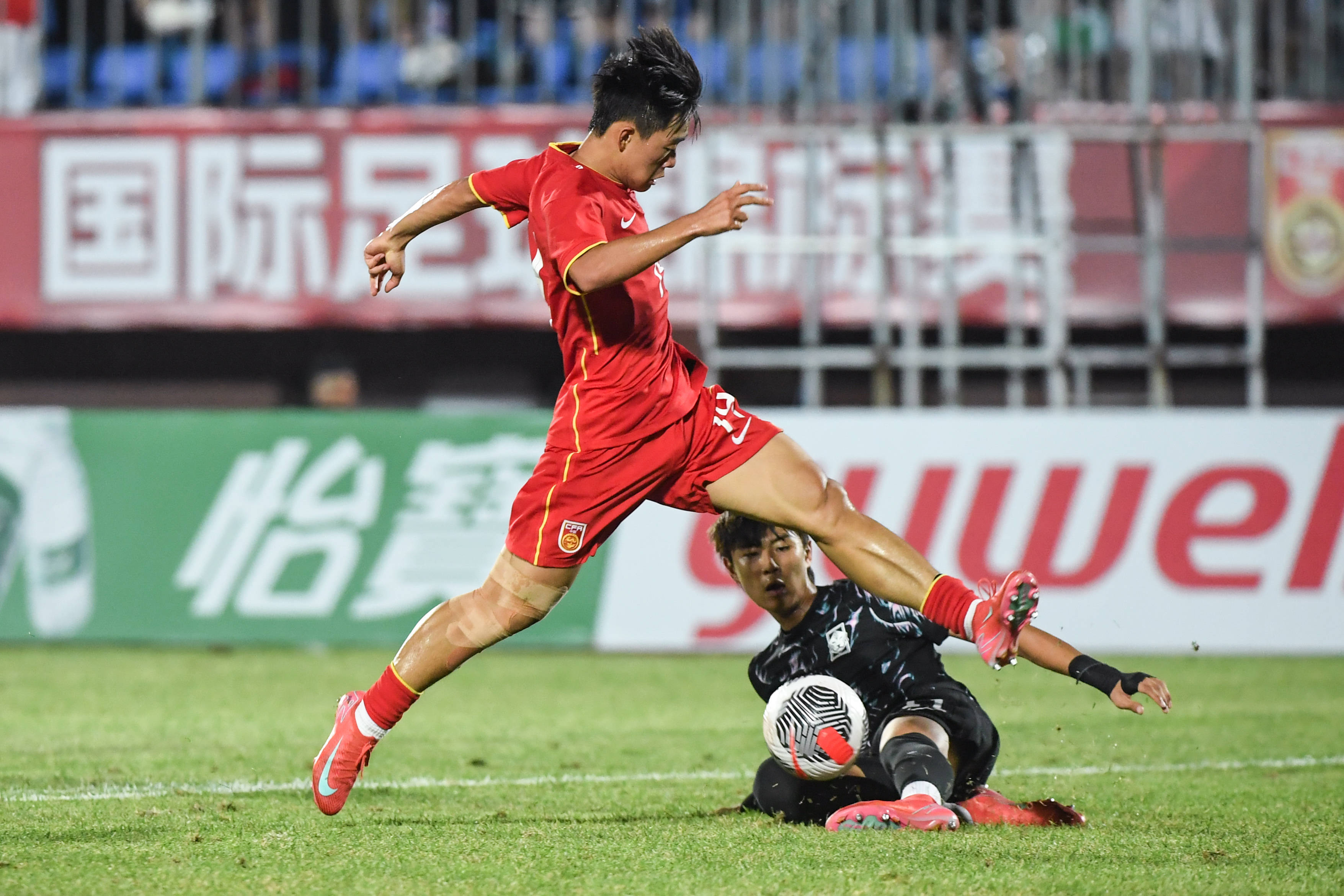 包含韩国队凭借精湛技术在足球场上取得胜利的词条