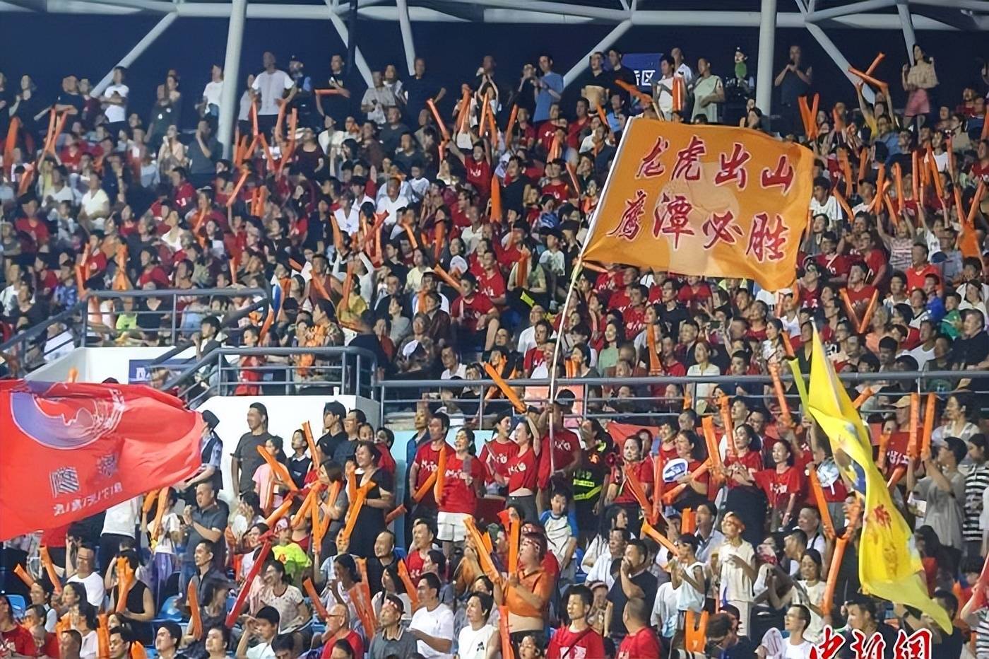 球迷们为比赛结果紧张不安地等待着